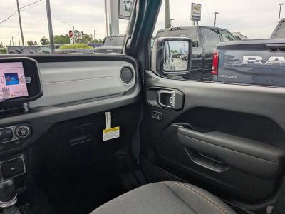 2026 Jeep Gladiator — photo 17 view