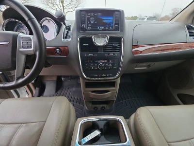2016 Chrysler Town and Country - Photo 13