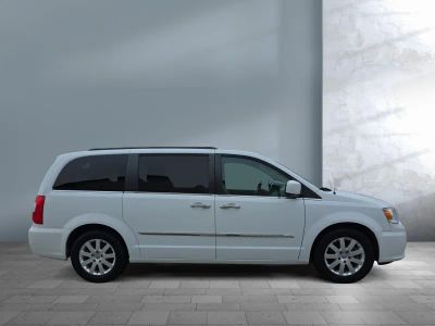 2016 Chrysler Town and Country - Photo 7
