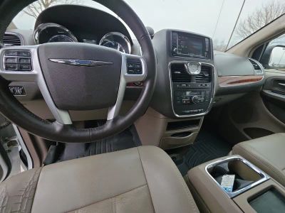2016 Chrysler Town and Country - Photo 12