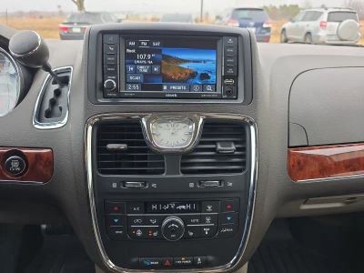 2016 Chrysler Town and Country - Photo 11