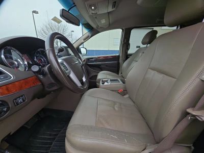 2016 Chrysler Town and Country - Photo 9