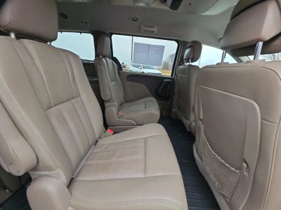 2016 Chrysler Town and Country - Photo 14