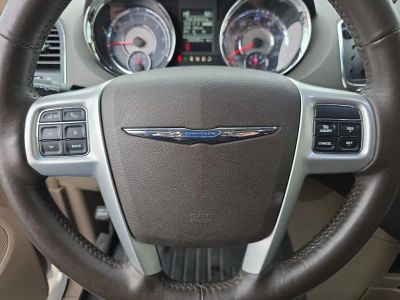 2016 Chrysler Town and Country - Photo 19