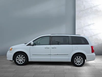 2016 Chrysler Town and Country - Photo 3
