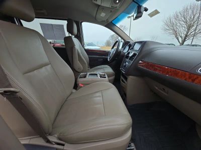 2016 Chrysler Town and Country - Photo 15