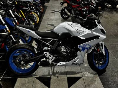 2026 Suzuki GSX-8R — front three-quarter view