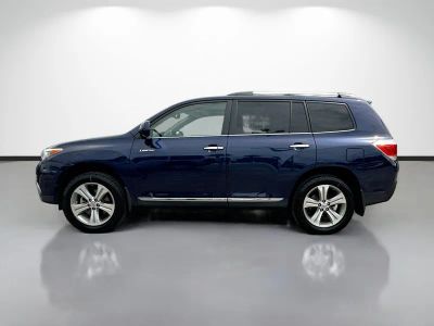 2011 Toyota Highlander — engine compartment view