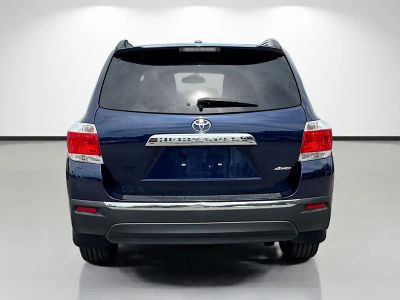 2011 Toyota Highlander — interior view