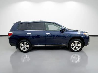 2011 Toyota Highlander — side profile view