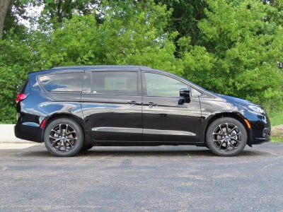 2026 Chrysler Pacifica — side profile view