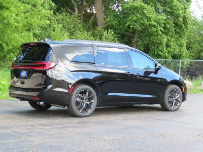 2026 Chrysler Pacifica — rear three-quarter view
