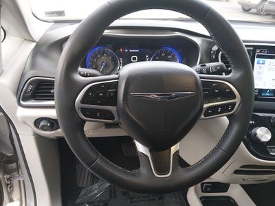 2024 Chrysler Pacifica — photo 12 view