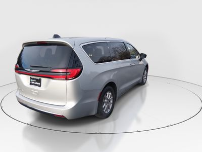 2024 Chrysler Pacifica — photo 7 view