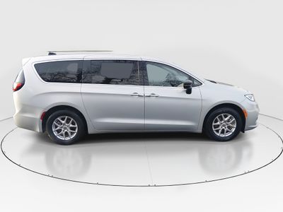 2024 Chrysler Pacifica — photo 8 view