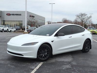 2025 Tesla Model 3 - Photo 2