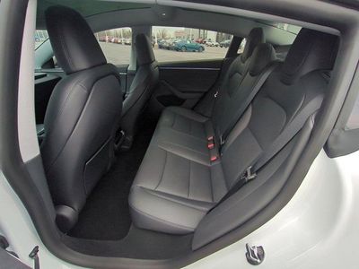 2025 Tesla Model 3 - Photo 15