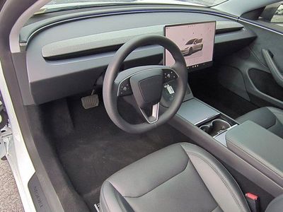 2025 Tesla Model 3 - Photo 9