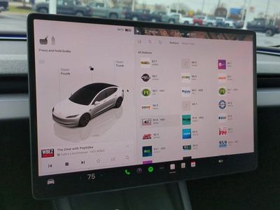 2025 Tesla Model 3 - Photo 11