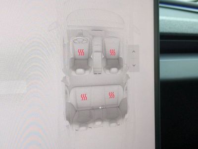 2025 Tesla Model 3 - Photo 13