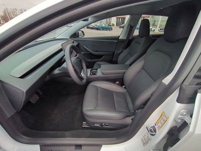 2025 Tesla Model 3 - Photo 8