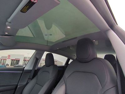 2025 Tesla Model 3 - Photo 10
