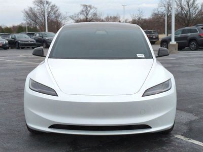 2025 Tesla Model 3 - Photo 4