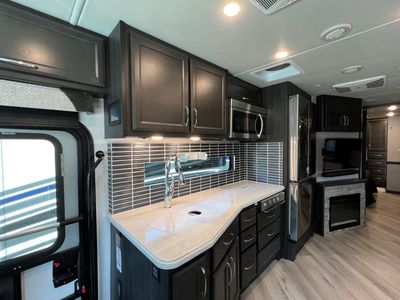 2024 Fleetwood BOUNDER - Photo 6