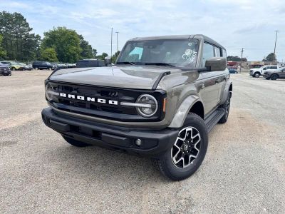 2026 Ford Bronco Outer Banks in Gray — front three-quarter view