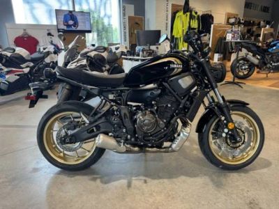 2026 Yamaha XSR700 — front three-quarter view