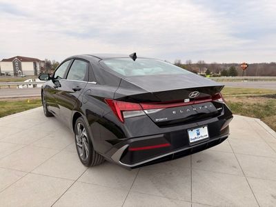 2025 Hyundai Elantra - Photo 3