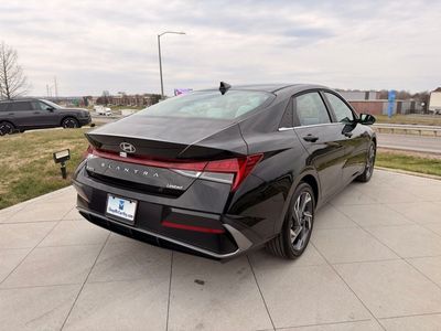 2025 Hyundai Elantra - Photo 5