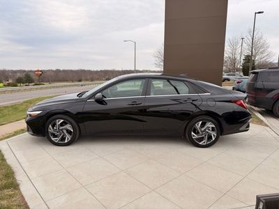 2025 Hyundai Elantra - Photo 2