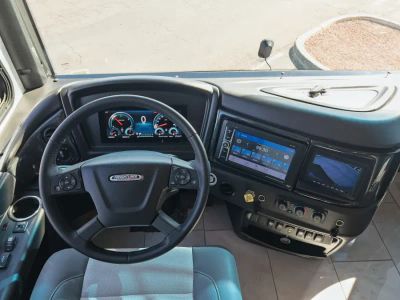 2027 Fleetwood DISCOVERY LXE — side profile view