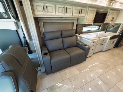 2027 Fleetwood DISCOVERY LXE — photo 11 view