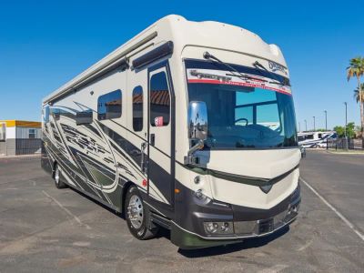 2027 Fleetwood DISCOVERY LXE — front three-quarter view