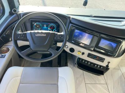 2027 Fleetwood DISCOVERY — side profile view