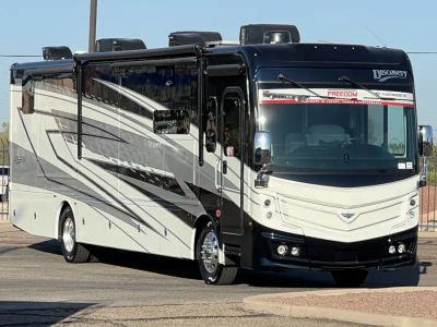 2027 Fleetwood DISCOVERY — front three-quarter view