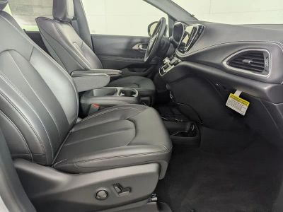 2026 Chrysler Pacifica — photo 30 view