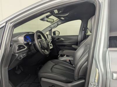 2026 Chrysler Pacifica — photo 9 view