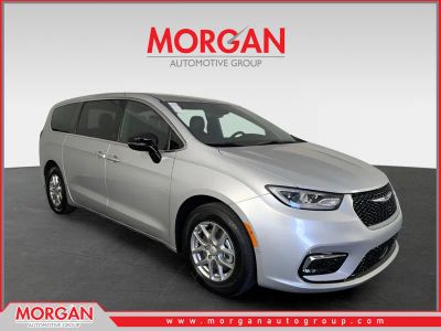2026 Chrysler Pacifica Select in Silver — front three-quarter view