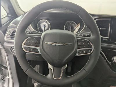 2026 Chrysler Pacifica — photo 13 view