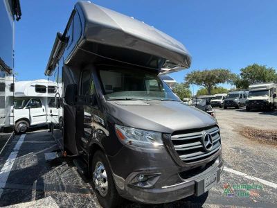 2025 Dynamax isata 3 — front three-quarter view