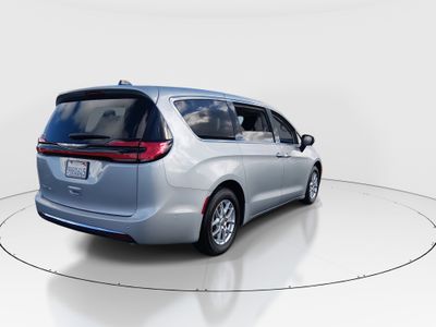 2023 Chrysler Pacifica — photo 7 view