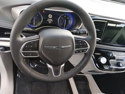 2023 Chrysler Pacifica — photo 12 view