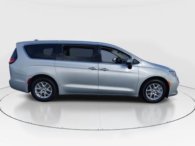2023 Chrysler Pacifica — photo 8 view