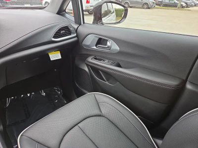 2026 Chrysler Pacifica — photo 18 view