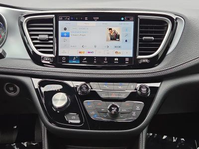 2026 Chrysler Pacifica — photo 19 view