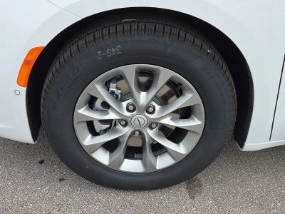 2026 Chrysler Pacifica — photo 11 view