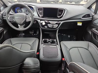 2026 Chrysler Pacifica — photo 16 view